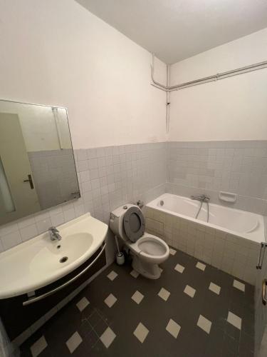 ein Badezimmer mit Waschbecken, Toilette und Badewanne in der Unterkunft T2 Pasteur in Nizza