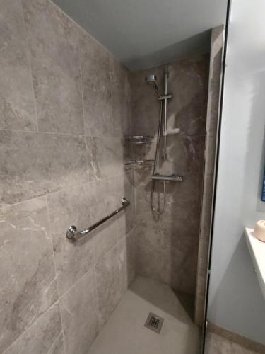 eine Dusche mit Glastür im Badezimmer in der Unterkunft La Casa dei Pini in Marina Romea