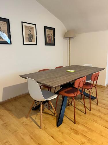 a table in a room with chairs around it at Le Cathédrale - T3 en plein centre-ville de Rodez in Rodez