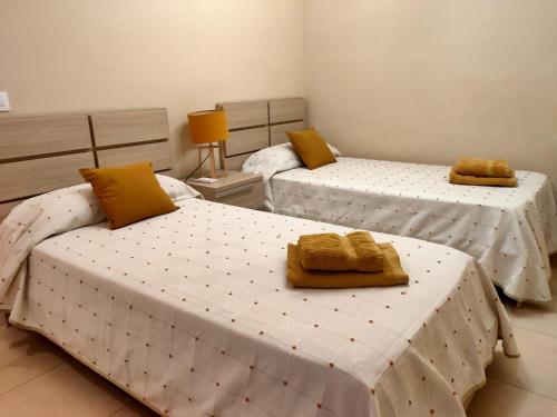 2 letti con asciugamani in una stanza di FRONTIMAR a Calpe