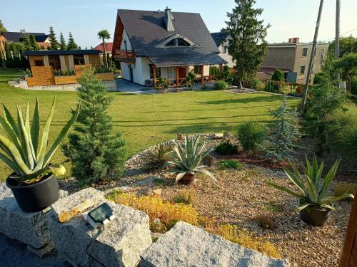 Κήπος έξω από το Domek na Skale - Apartament B ze strefą SPA