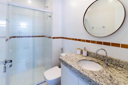 Et badeværelse på HomeOffice Moderno • Vista Mar • Ed Palmer • NOMDS