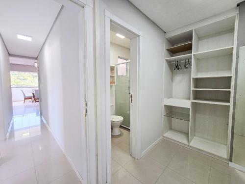 y baño con aseo y vestidor. en Recanto do Cardeal, en Bombas