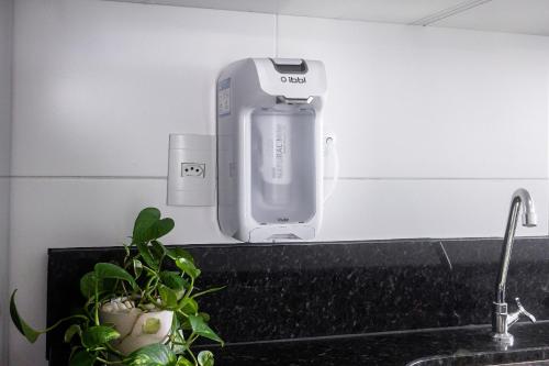 eine Küchentheke mit einem Föhn an der Wand in der Unterkunft 15 Andar, 2Q Suite Vista Mar, Ed Palmer, NOMDS in Insel Itaparica