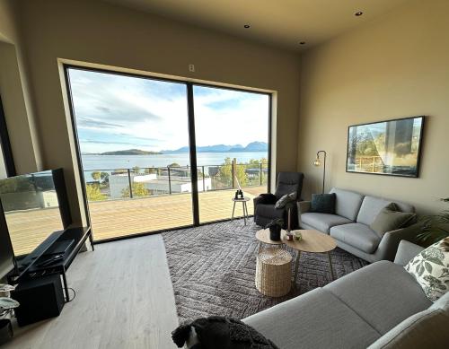 Χώρος καθιστικού στο NEW! Exclusive home, 4 bedrooms, unbeatable view