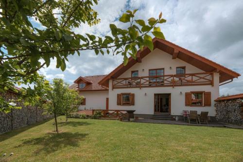 a house with a large yard in front of it at Vila Zvonica - 3 minúty od Starý Smokovec in Nová Lesná