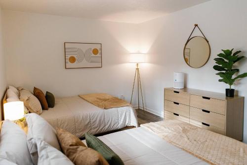 Ένα ή περισσότερα κρεβάτια σε δωμάτιο στο "Morning View 2" Cozy Modern Stay - College/Hiking