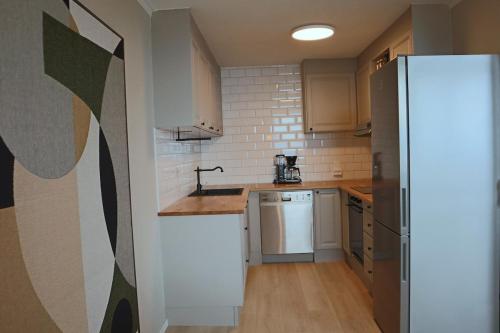 モルデにあるApartment in Moldeの冷蔵庫とシンク付きの小さなキッチン