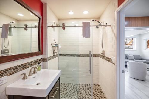 Un baño de Garden Level Getaway
