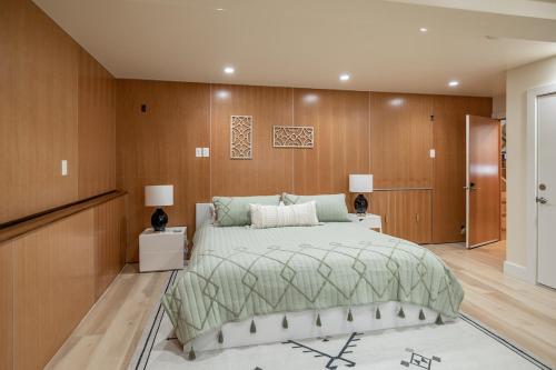Una cama o camas en una habitación de Garden Level Getaway