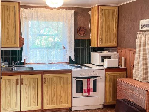 Kuchyň nebo kuchyňský kout v ubytování 4 person holiday home in SMEDSTORP