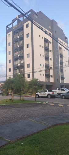 un grande edificio con auto parcheggiate di fronte di Cobertura a Belém