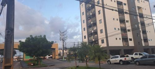 un grande edificio con auto parcheggiate in un parcheggio di Cobertura a Belém