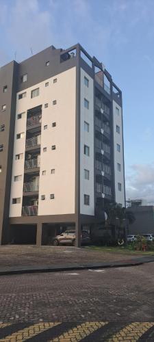 un grande edificio con un'auto parcheggiata di fronte di Cobertura a Belém