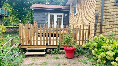 una valla de madera con un banco frente a una casa en 3 Gorgeous bedrooms house, en Gatineau