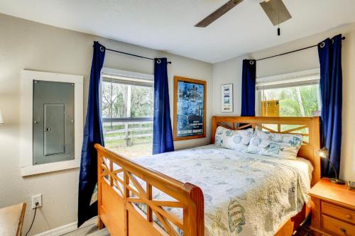 Un dormitorio con una cama y una ventana con cortinas azules. en Traveling Nurses Welcome! Peaceful Home in Arcadia, en Arcadia