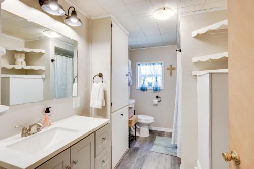 Un baño blanco con lavabo e inodoro. en Traveling Nurses Welcome! Peaceful Home in Arcadia, en Arcadia