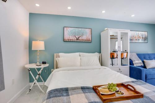 Ein Bett oder Betten in einem Zimmer der Unterkunft Easy NYC Access Sleek Hillside Guest House