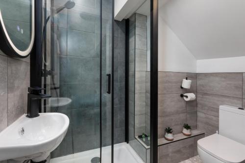 Un baño con ducha, lavabo e inodoro. en Heart of the City-Flexi Cancellations-Central Hub, en Sheffield