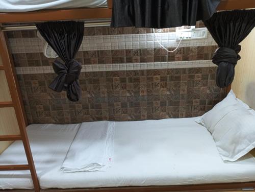 En eller flere senge i et værelse på T2 dormitory male and female