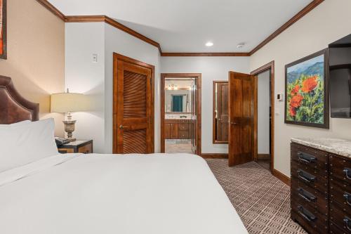 une chambre avec un grand lit et une salle de bain dans l'établissement The Ritz-Carlton Club, Two-Bedroom Residence 8410, Ski-in & Ski-out Resort in Aspen Highlands, à Aspen