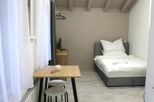 Una cama o camas en una habitación de Modernes Studio mit Küche & Parkplatz