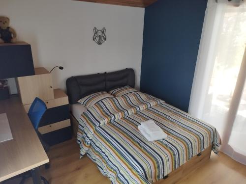 a small bedroom with a bed and a desk at MagHouse in Cestas