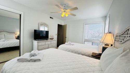 Ένα ή περισσότερα κρεβάτια σε δωμάτιο στο Bay Tree cozy 2BR condo on the ground floor