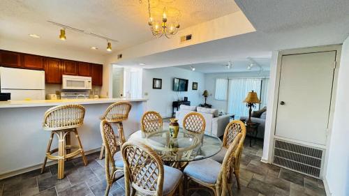 Η κουζίνα ή μικρή κουζίνα στο Bay Tree cozy 2BR condo on the ground floor