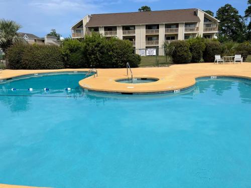 Πισίνα στο ή κοντά στο Bay Tree cozy 2BR condo on the ground floor