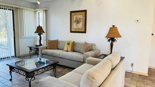 Χώρος καθιστικού στο Bay Tree cozy 2BR condo on the ground floor