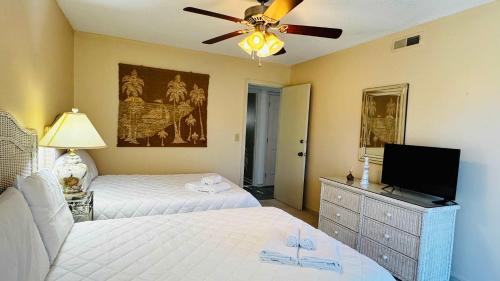 Ένα ή περισσότερα κρεβάτια σε δωμάτιο στο Bay Tree cozy 2BR condo on the ground floor