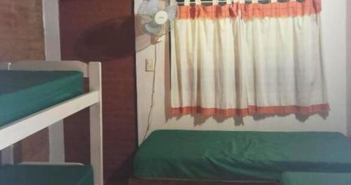 ein Zimmer mit zwei Etagenbetten und einem Fenster in der Unterkunft Cabañas La Petunia in Santa Rosa de Calamuchita