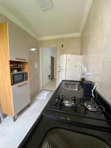 Η κουζίνα ή μικρή κουζίνα στο Apartamento prox da Orla de Atalaia BL Marataízes