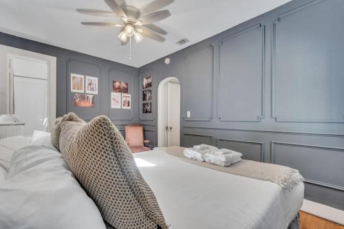 Una cama o camas en una habitación de Old America by Lucky Savannah