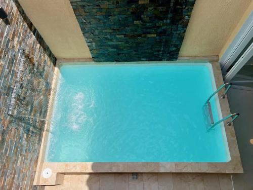 Bazén v ubytování 4 Bedroom Villa - Minutes to Walled City nebo v jeho okolí