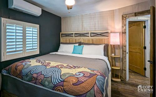Un dormitorio con una cama grande con una manta colorida. en Yvonnies-Super Cool Convenient Comfy & Renovated Cabin, en Ruidoso