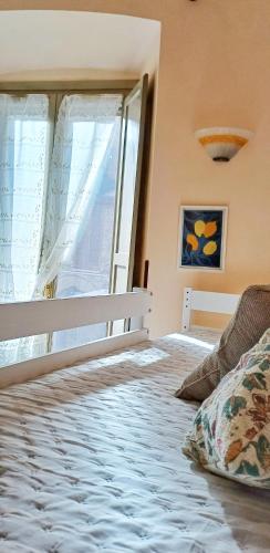 スペッロにあるDecio's Balconyのベッドと大きな窓のある寝室