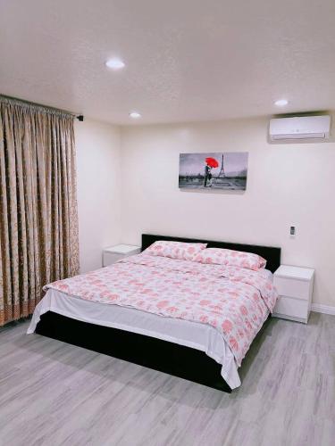 En eller flere senge i et værelse på Hacienda New Remodeled 17miles-Disney