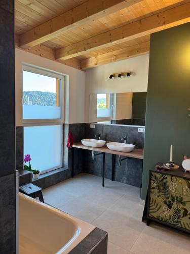 une salle de bain avec deux lavabos et une baignoire dans l'établissement Penthouse 17 Vils, à Vils