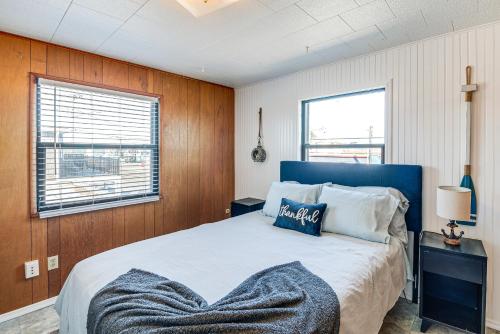 ウェストポートにあるWalk to Beach and Harbor Spacious Westport Apt!のベッドルーム1室(大型ベッド1台、青いヘッドボード付)
