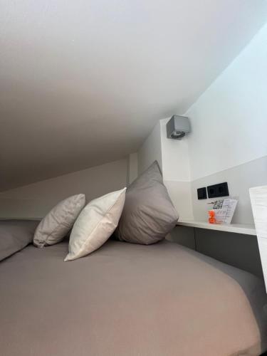 Giường trong phòng chung tại zons22 I TheTinySpace Architekten Apartment im Denkmal