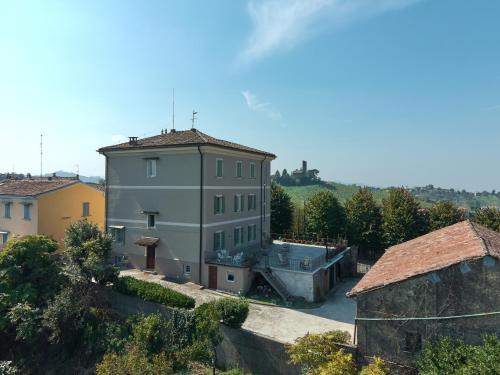 an image of a building in a city at Oltre Natura in Canneto Pavese