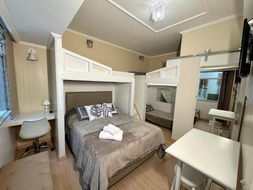 Ein Bett oder Betten in einem Zimmer der Unterkunft Estúdio no Centro Reformado e Decorado