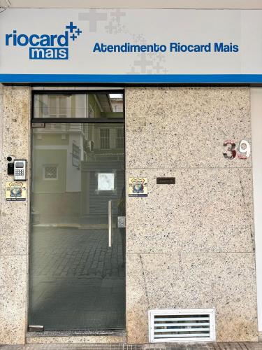a door of a store with a sign on it at Estúdio no Centro Reformado e Decorado in Nova Friburgo