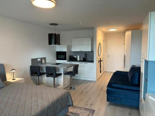 フリードリヒスハーフェンにあるBellevue FN, Appartement mit See- und Bergsichtのソファとテーブルのあるリビングルームとキッチン