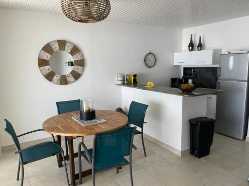 Dapur atau dapur kecil di Duplex Mont Vernon 3 bdr with ocean view!