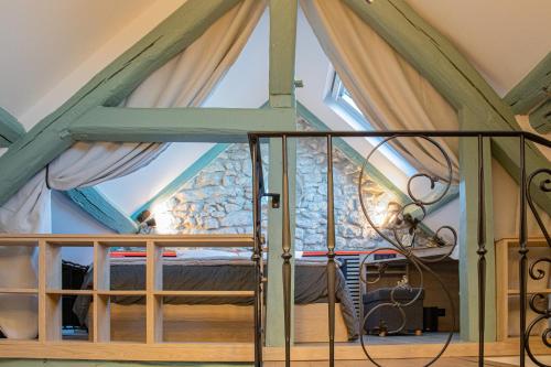 Montigny-LencoupにあるLa Villa Aliénor - Spa et Cinéroomのロフト内のベッドルーム(ベッド付)