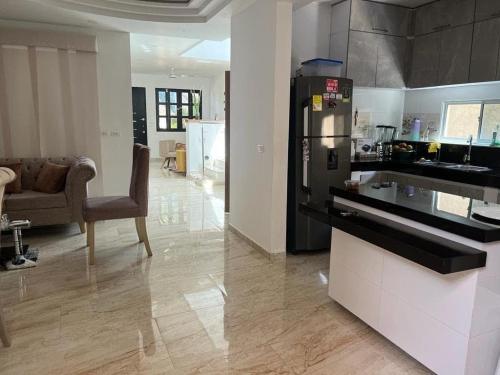 a kitchen with a refrigerator and a counter top at Villa M&G Mompox in Santa Cruz de Mompox