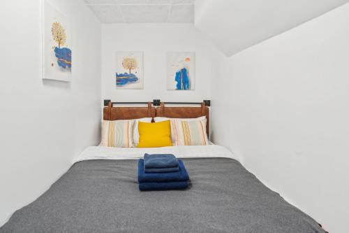 Postel nebo postele na pokoji v ubytování Elegant 2 Bedroom Unit Near Chinatown